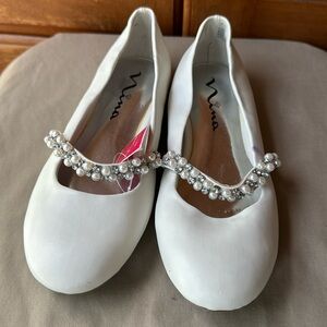 Nina’s memory foam. White Size 4 Kids Girls Slip on shoes.